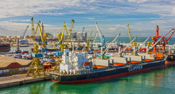 schiff clipper in casablana frachtseehafen, marokko. - harbor editorial industrial ship container ship stock-fotos und bilder