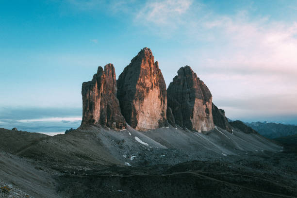 ドロミテの夕日 - tre cime di lavaredo ストックフォトと画像