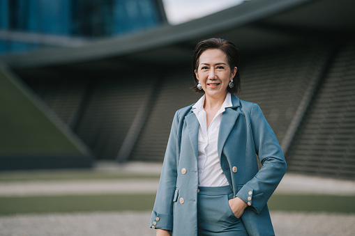 https://media.istockphoto.com/id/1404812287/photo/successful-asian-chinese-female-entrepreneur-looking-at-camera-smiling.jpg?b=1&s=170667a&w=0&k=20&c=gjIrduYdN2g__Pxl4RyA73EDZRk3PJQVZIubkbQUtog=