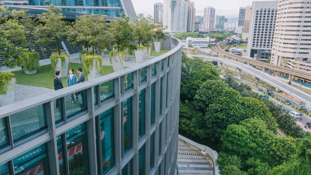 ponto de vista drone pessoa de negócios falando no telhado jardim superior fora edifício escritório - office building business tree building exterior - fotografias e filmes do acervo