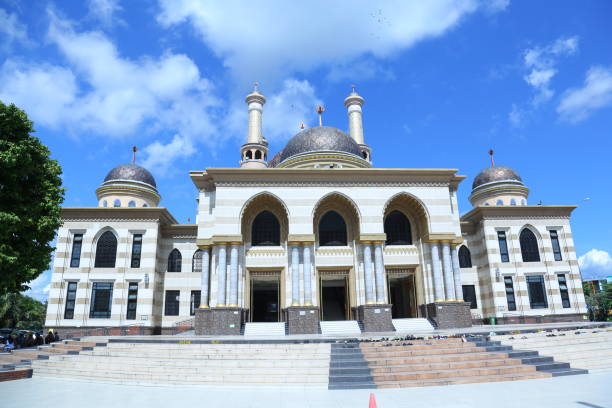 la gran mezquita de al aqsa en klaten, java central, indonesia - medinah temple fotografías e imágenes de stock