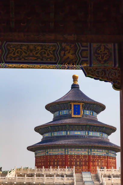 patrząc przez drzwi do świątyni nieba, chiny - beijing temple of heaven temple door zdjęcia i obrazy z banku zdjęć