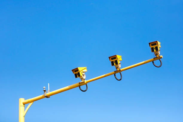 cámara de velocidad media de tráfico en el fondo de la autopista - social security flash fotografías e imágenes de stock