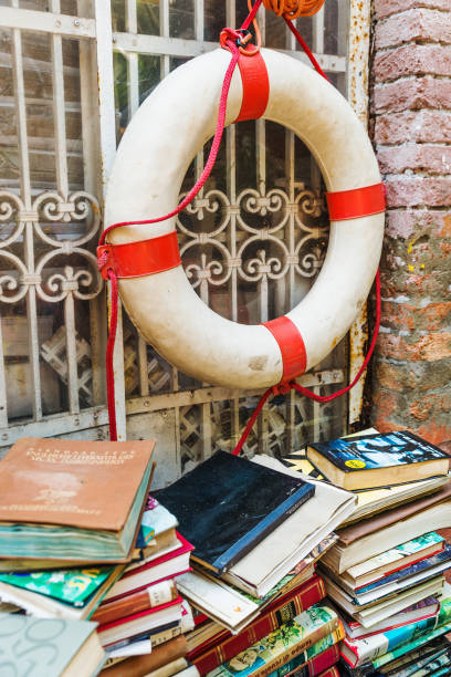 detail der libreria acqua alta in venedig, italien - acqua alta stock-fotos und bilder