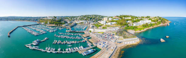 panorama du port et de la ville de torquay - torquay photos et images de collection