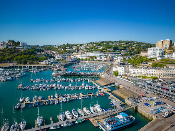 barcos en torquay harbour en devon - torquay fotografías e imágenes de stock