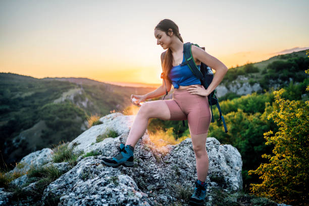 mujer excursionista usando spray anti mosquitos - insect repellant mosquito bug bite spraying fotografías e imágenes de stock