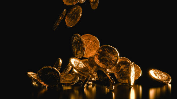 monete antiche romane dorate e lucide che cadono su sfondo nero rendering 3d - gold coin foto e immagini stock