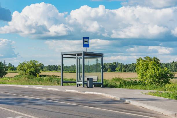 fermata dell'autobus vuota vicino al campo il giorno d'estate. - autobus italy foto e immagini stock