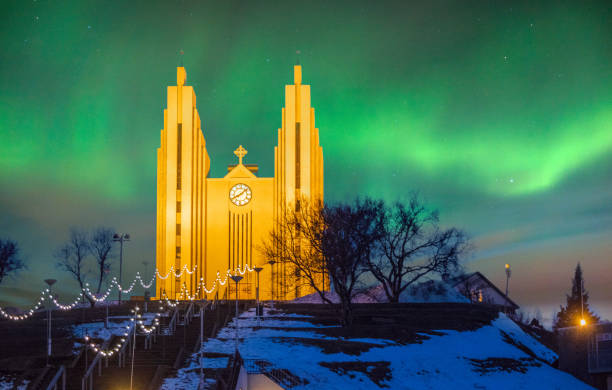 la chiesa di akureyri nel nord dell'islanda, illuminata, la sera presto - star shape sky star aurora borealis foto e immagini stock