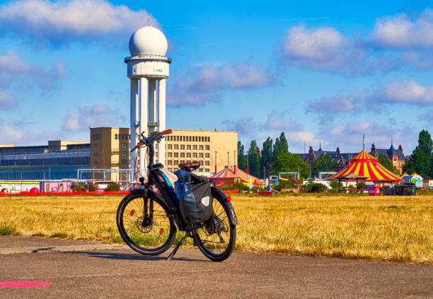 rower z torbą bagażową na płycie zamkniętego lotniska tempelhof, wycieczka rowerowa po berlinie - tempelhof zdjęcia i obrazy z banku zdjęć
