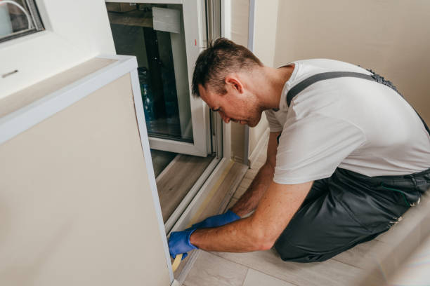 istock Young man applying mounting tape before sealing 1404866826