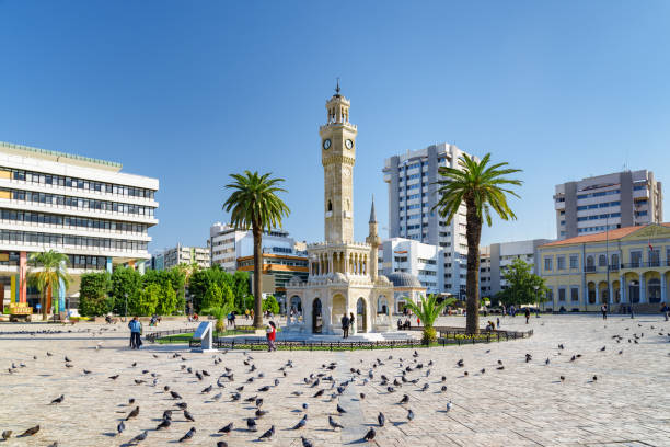 torre del reloj de esmirna en el centro de la plaza konak, izmir - izmir turkey konak clock tower fotografías e imágenes de stock