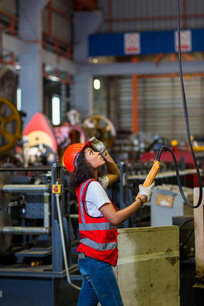 il caposquadra o l'operaio lavorano presso la macchina di controllo del sito di fabbrica o i prodotti in loco. ingegnere o tecnico che controlla materiale o macchina sull'impianto. industriale e di fabbrica. - cable stayed foto e immagini stock