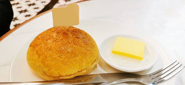 pineapple bun with butter