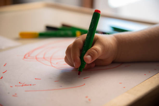 feche a mão de criança desenhando em papel branco - school supplies pencil colors apartment - fotografias e filmes do acervo