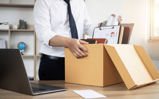 demissão os empresários estão gradualmente embalando caixas pessoais e cartas de demissão. conceito de desemprego, demissão, grande demissão - rejection - fotografias e filmes do acervo