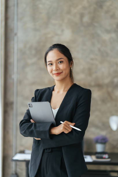 leader aziendale femminile sorridente con le braccia incrociate, una carriera seria motivata da una professionista di business femminile di successo orgogliosa e fiduciosa. - insurance agent expertise advice finance foto e immagini stock