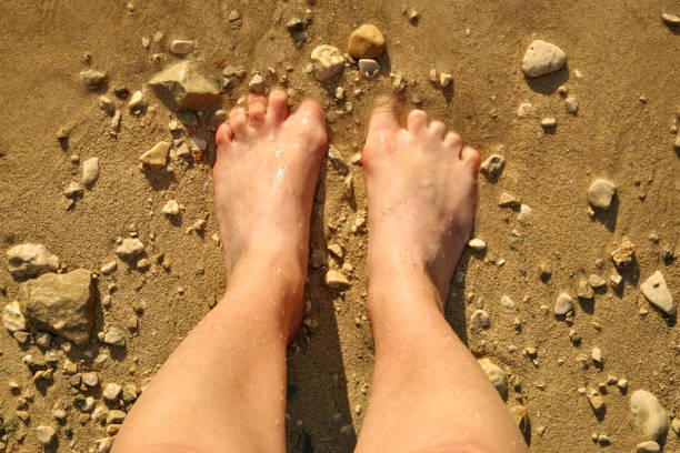 женские ноги в песке на пляже - summer beach vacations sand стоковые фото и изображения