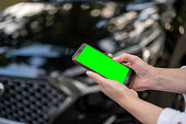smartphone-mit-leerem-bildschirm-auf-verschwommenem-hintergrund-des-modernen-schwarzen-autos.jpg?b=1&s=170x170&k=20&c=lqUEFBfxPujd9JH6IFU-VP3nryAUJd7tPKbbMndFMeM=