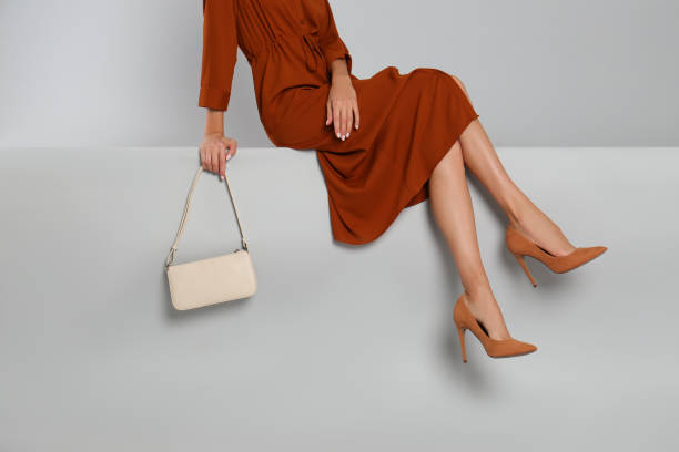 donna con la borsa elegante su priorità bassa grigia, primo piano - vestito da donna foto e immagini stock