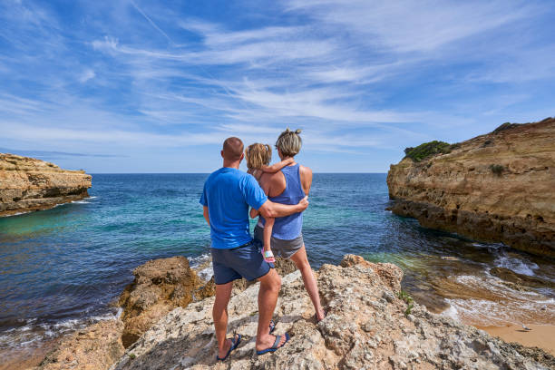 la bellissima costa rocciosa e la spiaggia di praia de albandeira sulla famosa costa dell'algarve nel sud del portogallo, in europa - horizon summer beach cliff foto e immagini stock