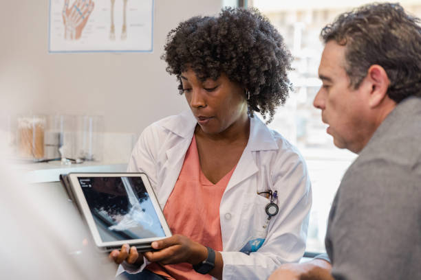 istock Physical therapist reviews x-ray film 1404901771