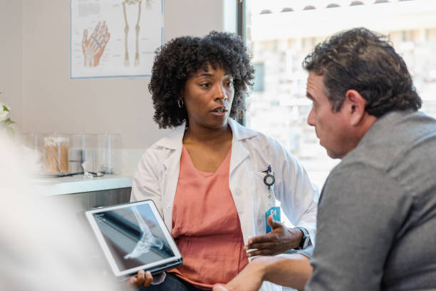 istock Doctor helps to answer questions 1404901794