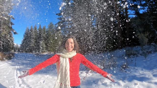 330+ Mujer Divirtiéndose Y Tirando La Nieve En Invierno Campo