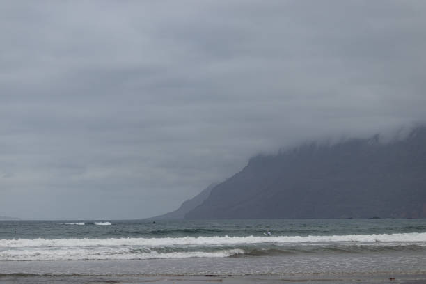 schöne aussicht auf den risco de famara auf lanzarote - famara stock-fotos und bilder