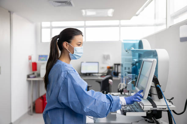 血液検査を分析する病院の検査室で働く技術者 - medical laboratory ストックフォトと画像