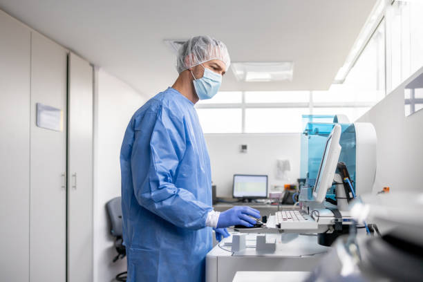 techniker bei der laboranalyse von blutproben - immunologie stock-fotos und bilder