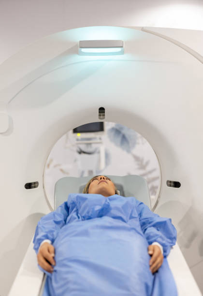 病院でcatスキャンを受ける女性 - mri scanner mri scan medical equipment hospital ストックフォトと画像