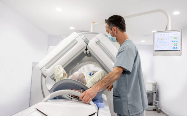 starszy pacjent otrzymujący tomografię komputerową w szpitalu - mri scanner medical scan cat scan oncology zdjęcia i obrazy z banku zdjęć