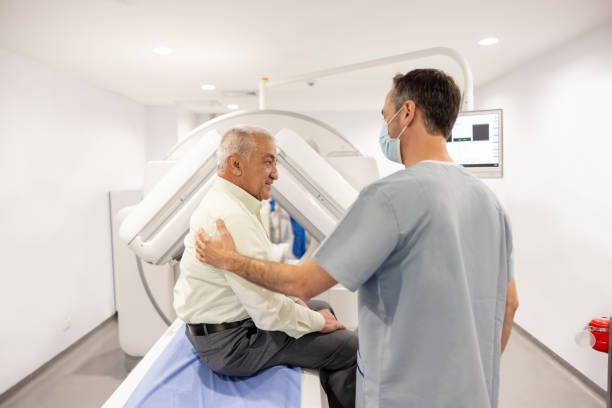médico preparando a un paciente mayor para una tomografía computarizada en el hospital - mri scan radiologist cat scan cat scan machine fotografías e imágenes de stock