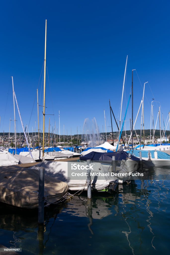 Enge port at City of Zürich with sailing boats and masts on a sunny summer day. Photo taken June 11th, 2022, Zurich, Switzerland. Architecture Stock Photo