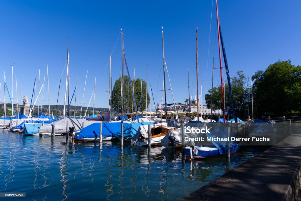 Enge port at City of Zürich with sailing boats and masts on a sunny summer day. Photo taken June 11th, 2022, Zurich, Switzerland. Architecture Stock Photo