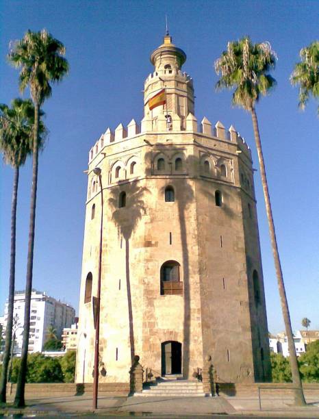 la torre del oro es una atalaya militar dodecagonal en sevilla, al sur de españa. - seville sevilla andalusia torre del oro fotografías e imágenes de stock