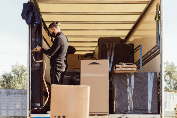 istock mover strapping a bed to the moving truck 1404919921
