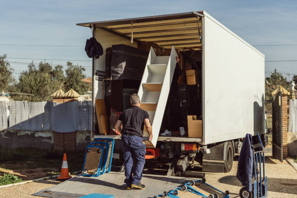 homme aux cheveux gris chargeant des meubles sur un camion de déménagement - déménageur photos et images de collection
