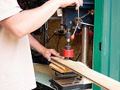 mann-bei-der-arbeit-an-vertikaler-bohrmaschine-in-seiner-werkstatt.jpg?b=1&s=170x170&k=20&c=ykm1fiuLsYok3Xk1g8mQ6j8HNZkNeumsD-0n2xTH_6A=