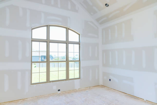 in una stanza vuota dell'appartamento ristrutturando una nuova casa in costruzione, stiamo finendo le pareti con stucco - wall plasterboard vehicle interior indoors foto e immagini stock