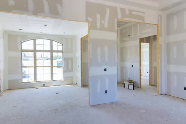le mastic de finition est appliqué sur les murs d’un appartement vide pour se préparer à la peinture - wall plasterboard vehicle interior indoors photos et images de collection