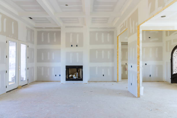 per preparare le pareti di una casa di nuova costruzione da dipingere, lo stucco di finitura viene applicato alle pareti - cartongesso foto e immagini stock