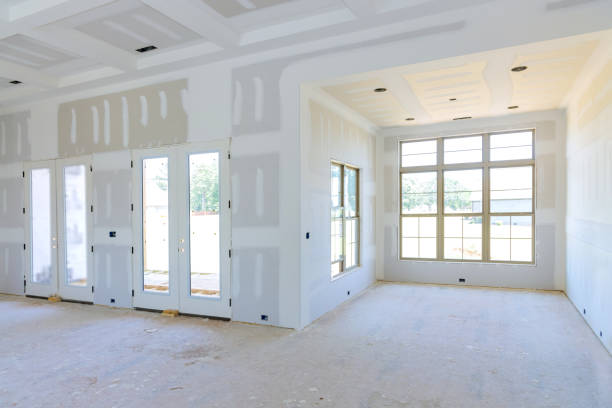 in preparazione per dipingere una nuova casa, viene applicato lo stucco di finitura - wall plasterboard vehicle interior indoors foto e immagini stock