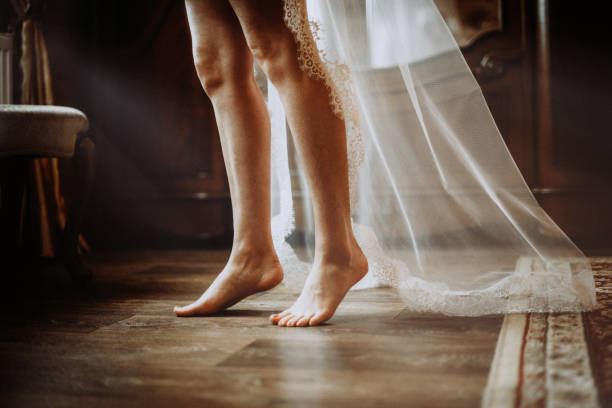 mattina della sposa. belle gambe armoniose della ragazza. la sposa in peignoir e velo - swarty foto e immagini stock
