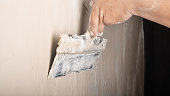 handapplikation-von-wandkitt-mit-spateln