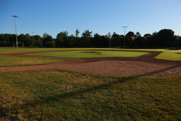 вид сбоку на бейсбольное поле - baseline base softball home base стоковые фото и изображения