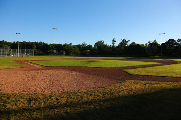 jasne boisko do baseballu - baseline home base baseball base zdjęcia i obrazy z banku zdjęć
