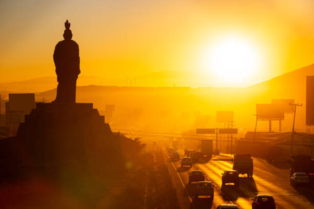 vue sur l’autoroute au coucher du soleil. - queretaro city photos et images de collection